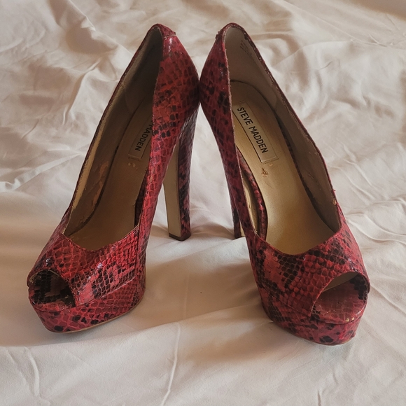 Steve Madden Snakeskin Red Peep Toe Heels - Picture 1 of 2